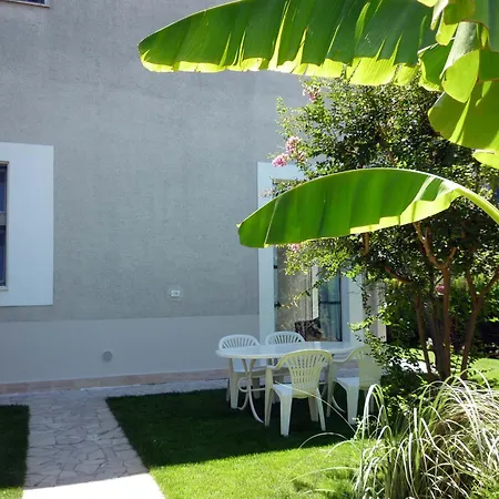 Lägenhet Loft 1-2-3, In Centro, Con Giardino, A 150 M Dal Mare