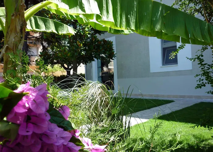 Apartamento Loft 1-2-3, In Centro, Con Giardino, A 150 M Dal Mare Pineto