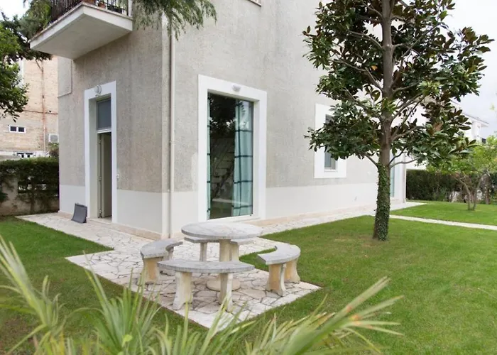 Apartamento Loft 1-2-3, In Centro, Con Giardino, A 150 M Dal Mare